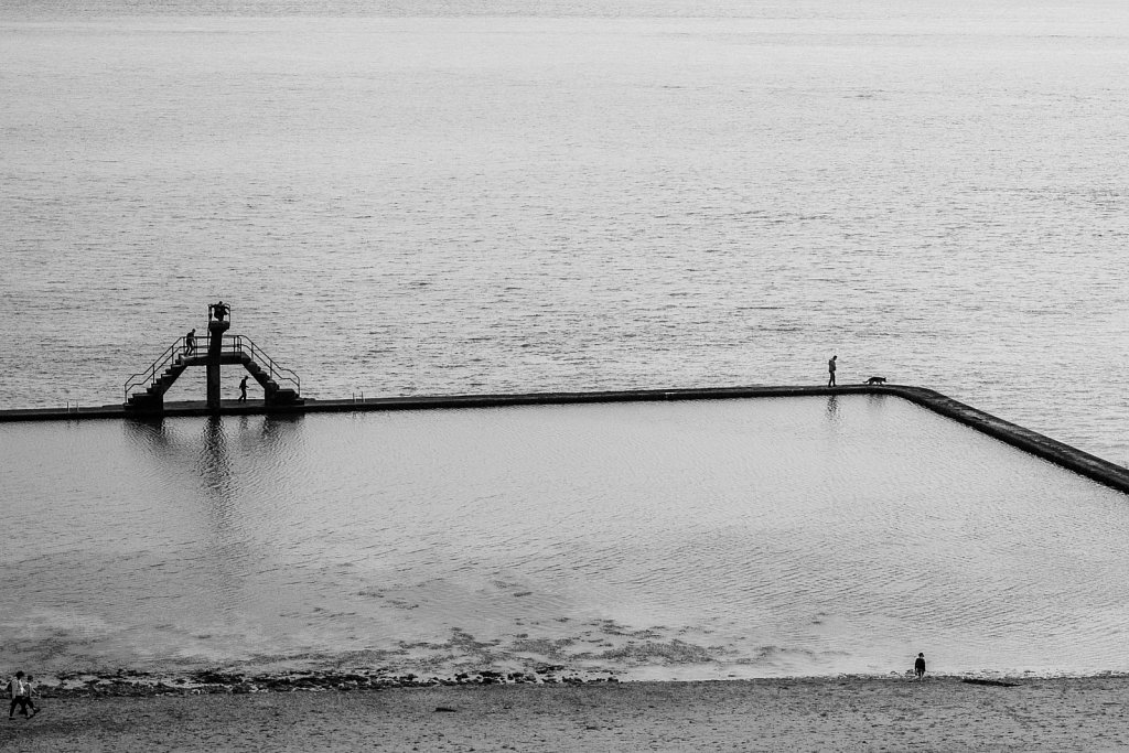 Black-and-white scene at the sea in Britanny